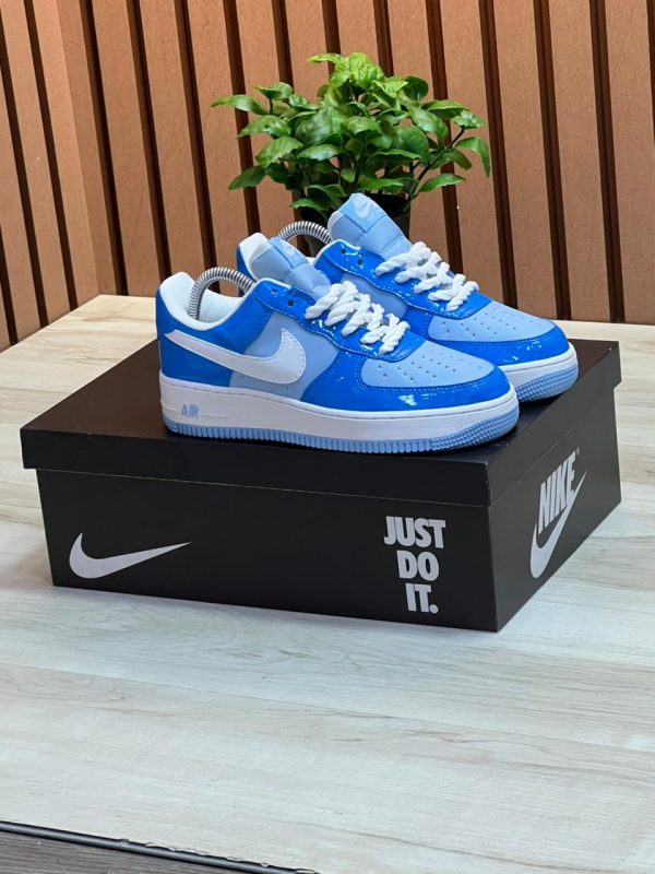 10e337b9-5f06-4951-8deb-8a1f6d68f02c.jpg NIKE CHAROL