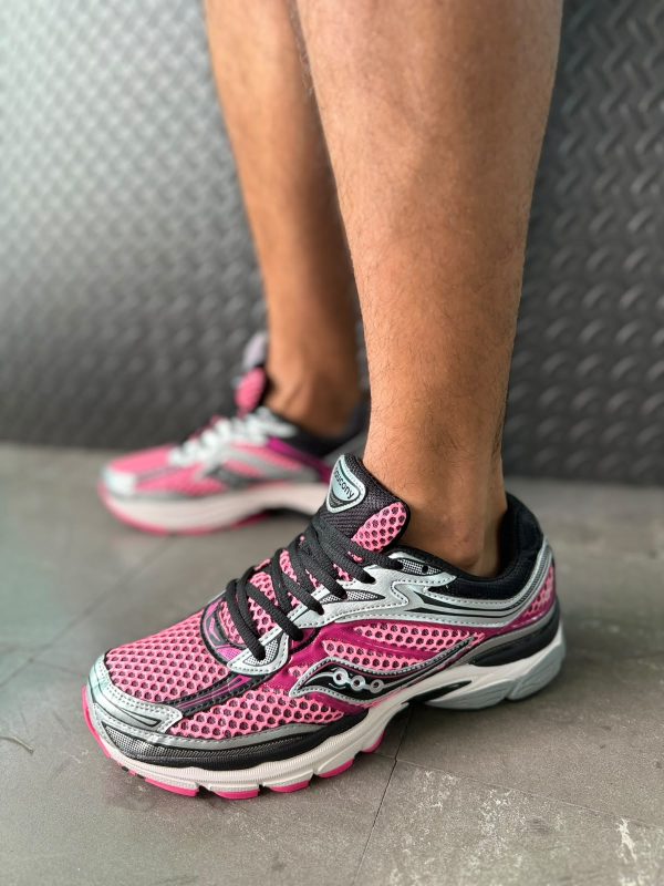 SAUCONY