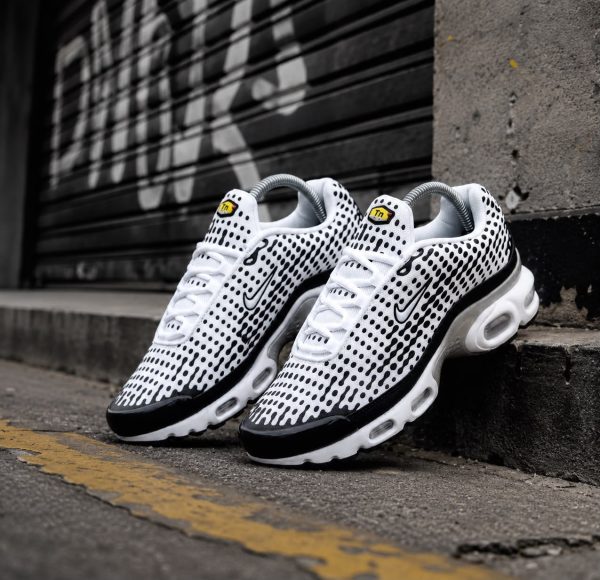 48117b5f-c354-4b40-ade0-aa2852f4ccda.jpg NIKE AIR MAX PLUS