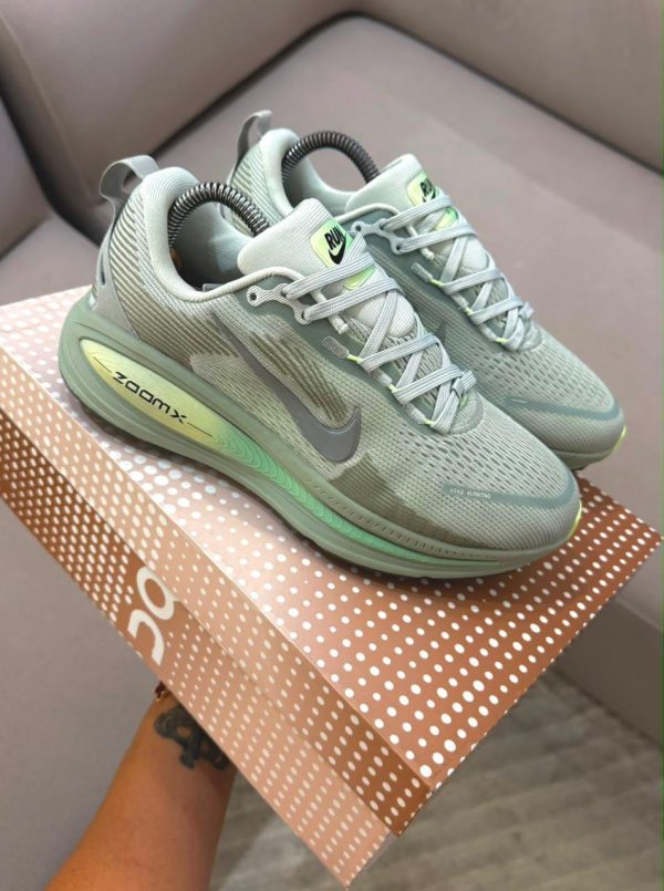 NIKE VOMERO PLUS