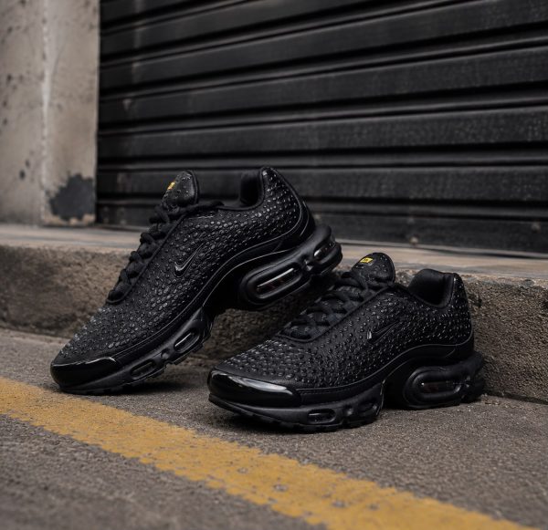 d9ed554f-b701-4f77-bb42-c6bea46b69f7.jpg NIKE AIR MAX PLUS