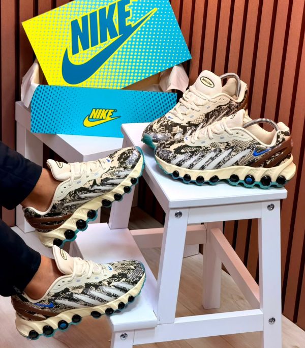 NIKE AIR MAX DN8