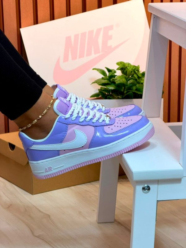 e8062124-c269-40e8-b03e-53ea9bb12b23.jpg NIKE CHAROL